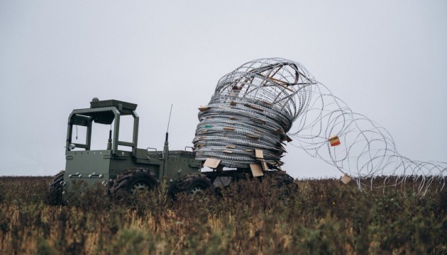 Військові показали, як інженерні дрони встановлюють захисні загородження на фронті