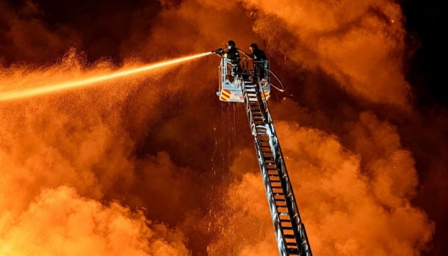 Удар по складах у Кропивницькому: пожежу локалізували, ліквідація ускладнена через загрозу повторних атак
