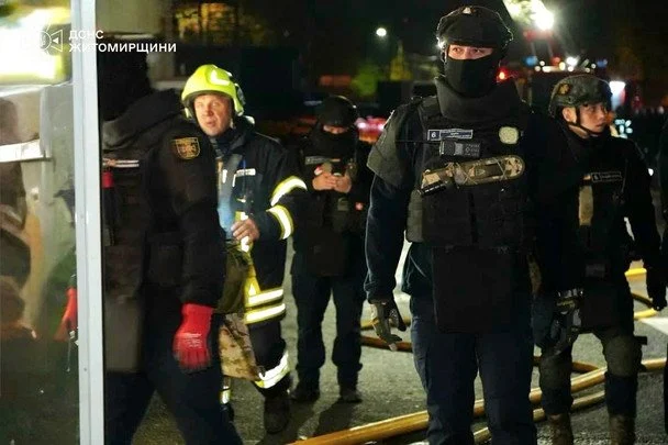 Росіяни знову вдарили по залізниці: на Житомирщині після удару спалахнули пожежі