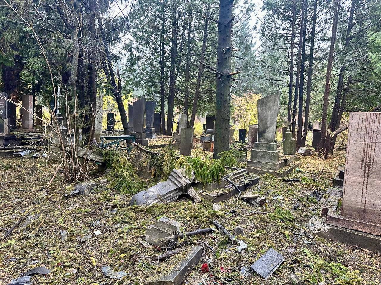 Там поховані Герої: росіяни вдарили по кладовищу у Рівному