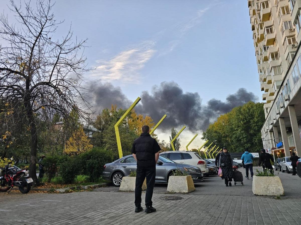 У низці районів Києва після 'прильоту' виникли масштабні проблеми зі світлом