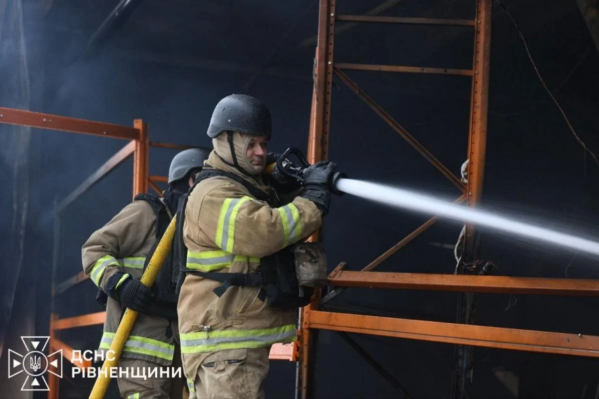 Росія вдарила по 'Епіцентру' на Рівненщині: в ДСНС показали наслідки (фото)