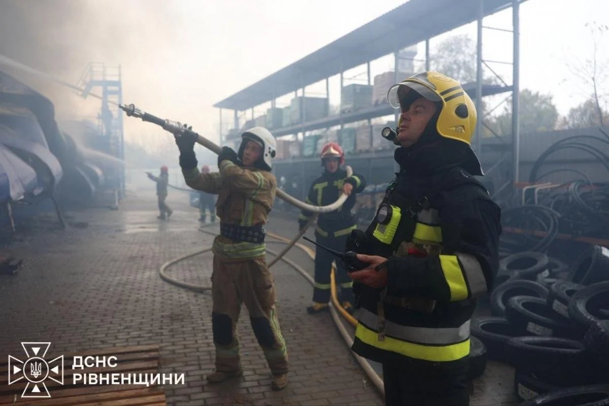 Росія вдарила по 'Епіцентру' на Рівненщині: в ДСНС показали наслідки (фото)