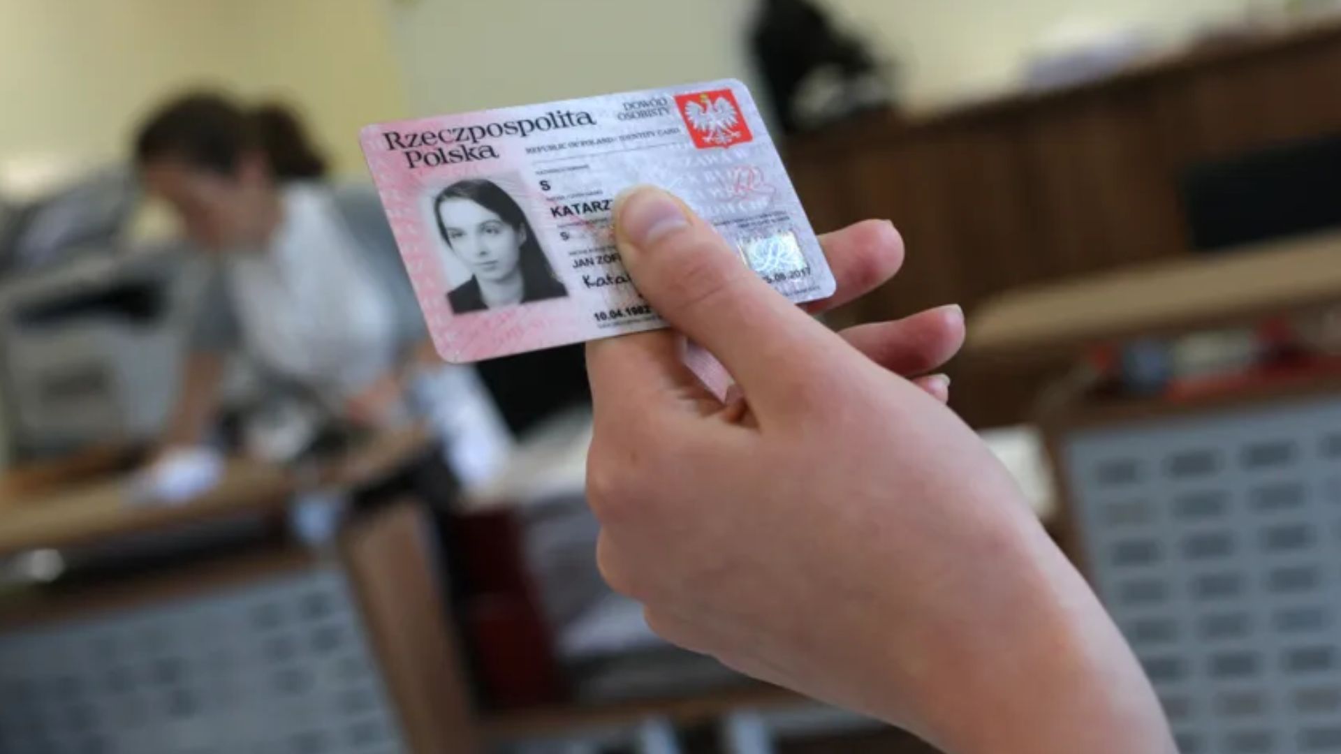 У Польщі з 1 грудня змінять правила видачі ID-карток - 24 Канал