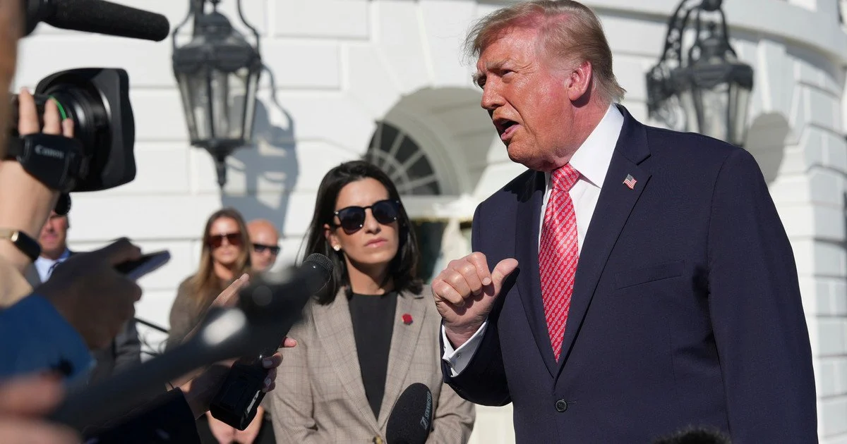 Президент Дональд Трамп спілкується з журналістами в понеділок, 19 жовтня 2026 року, у Вашингтоні.