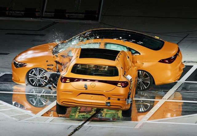 Два електричні Mercedes-Benz CLA розбили на швидкості 56 км/год: для чого це зробили