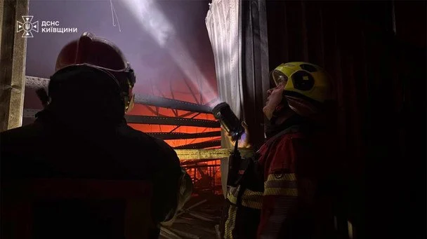Росія вдарила по Київщині. На місці влучання спалахнула пожежа. / © ДСНС у Київській області