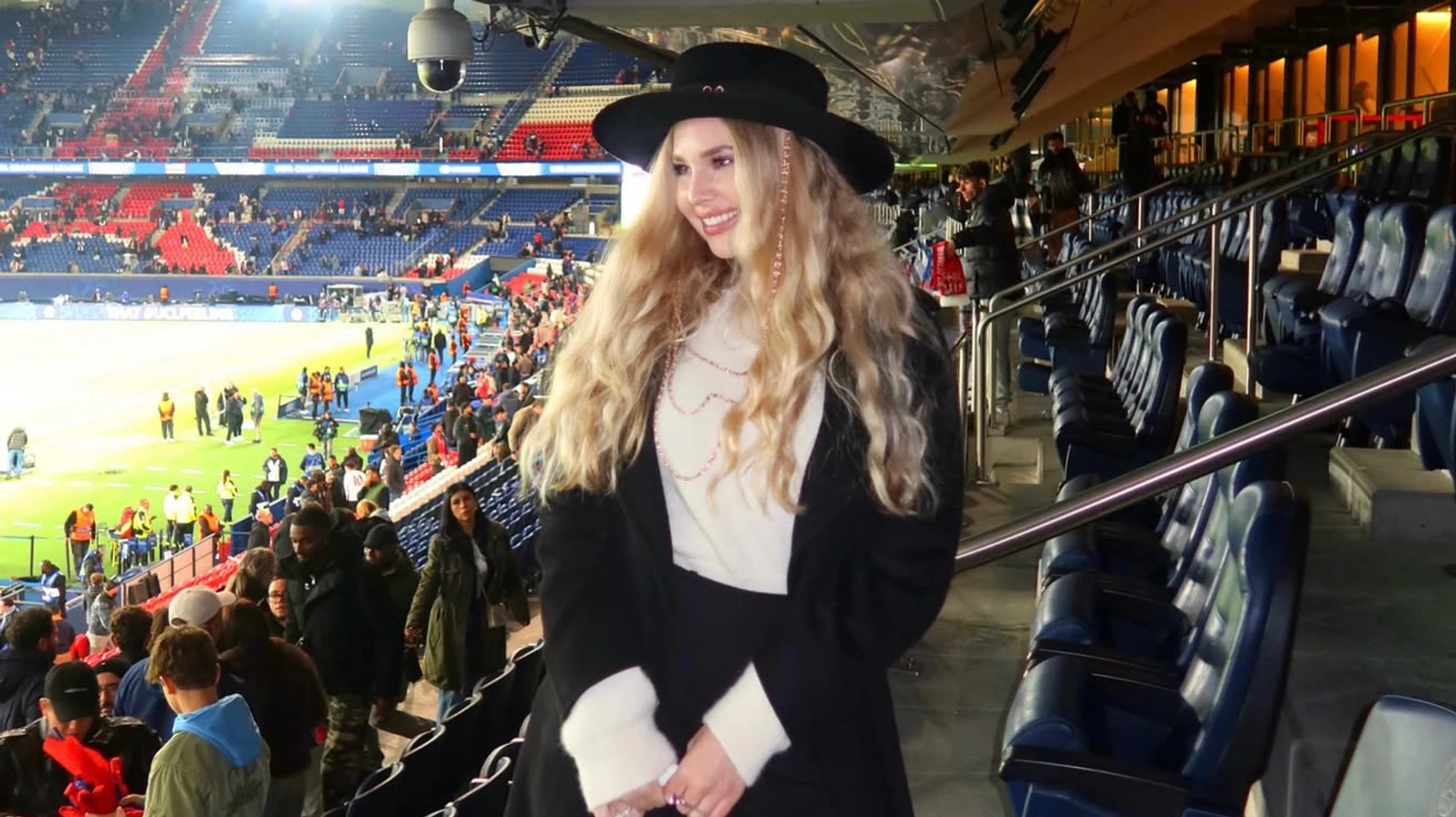 Дружина Забарного підкорила мережу стильним образом на матчі Ліги чемпіонів проти Барселони